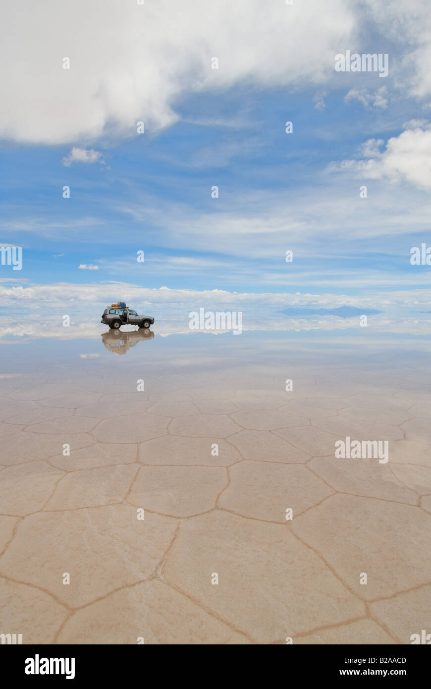 Jeep in lago di sale Salar de Uyuni Bolivia Foto Stock