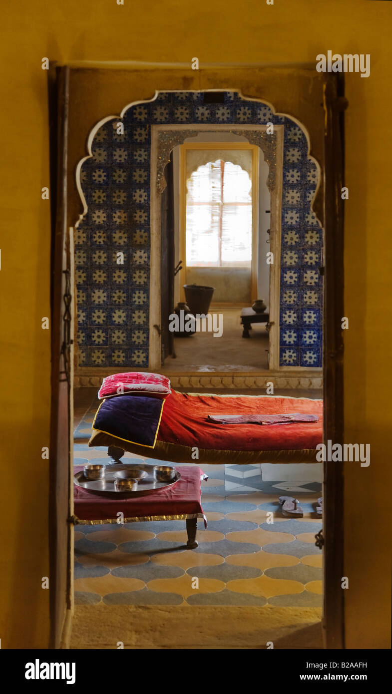 Piastrelle olandese decorano le pareti e i dormitori all'interno dei maharajas PALACE si trova all'interno di JAISALMER FORT RAJASTHAN IND Foto Stock