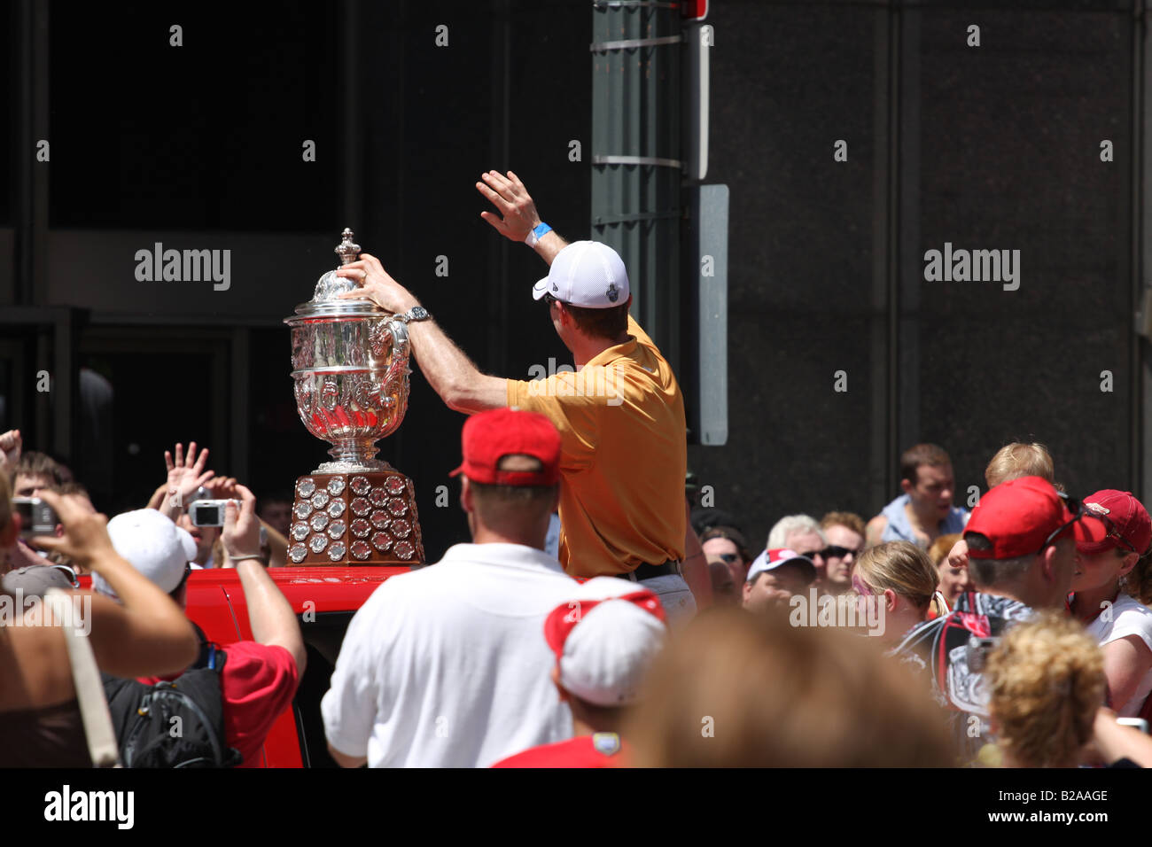 Dallas Drake con il Clarence Campbell recipiente durante il 2008 Stanley Cup vittoria sfilata per le ali rosse di Detroit su Woodward. Foto Stock