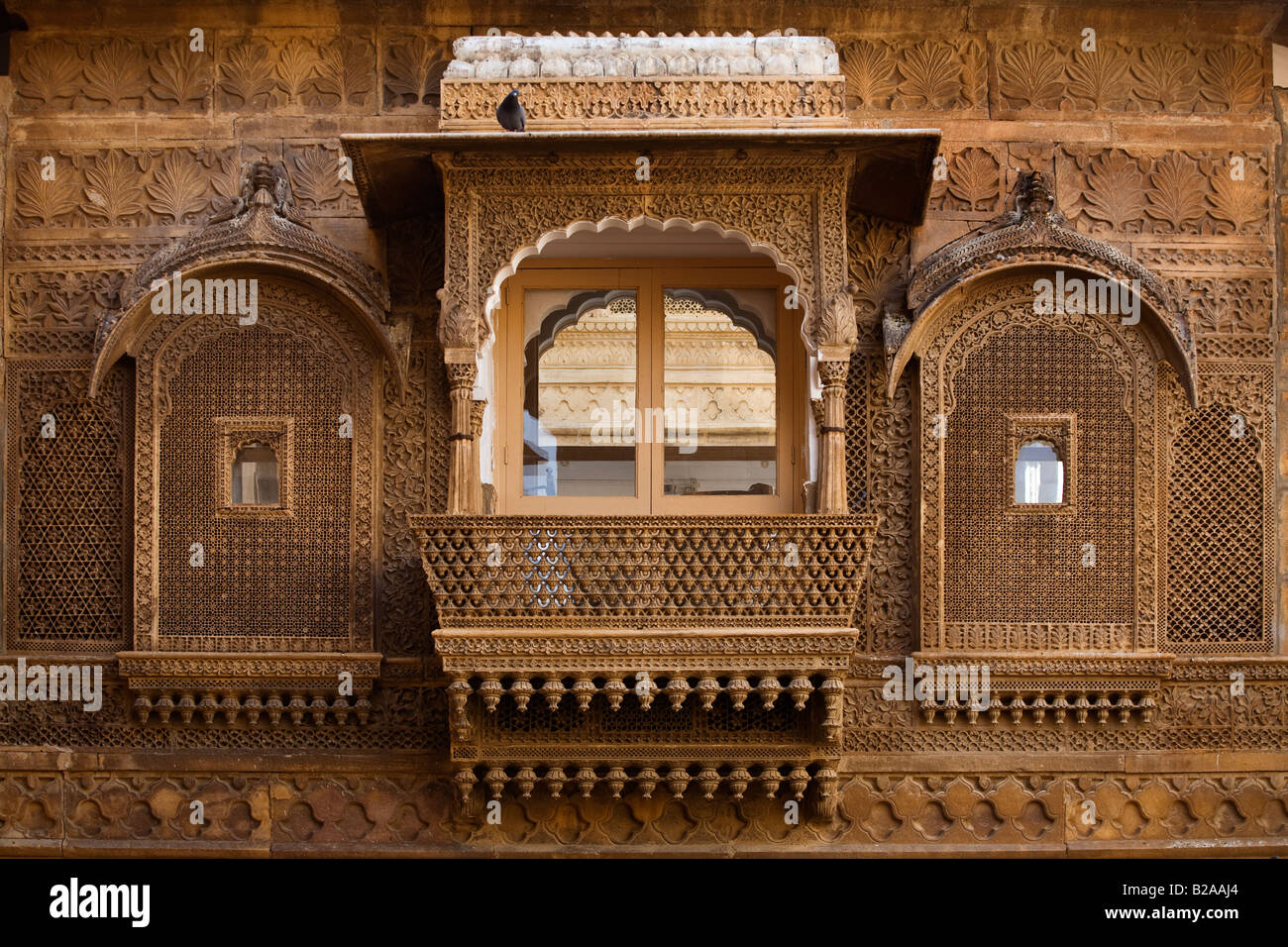 Intricate sculture di pietra arenaria, finestre schermate del maharaja S PALACE si trova all'interno di JAISALMER FORT RAJASTHAN IN INDIA Foto Stock