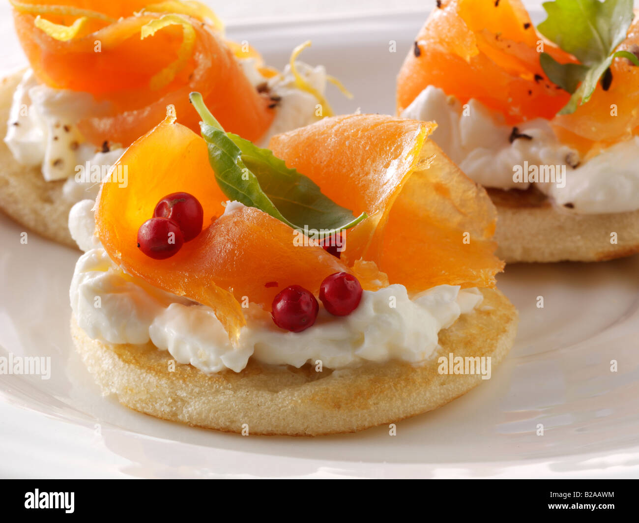 Salmone affumicato e crema di formaggio blinis Foto Stock