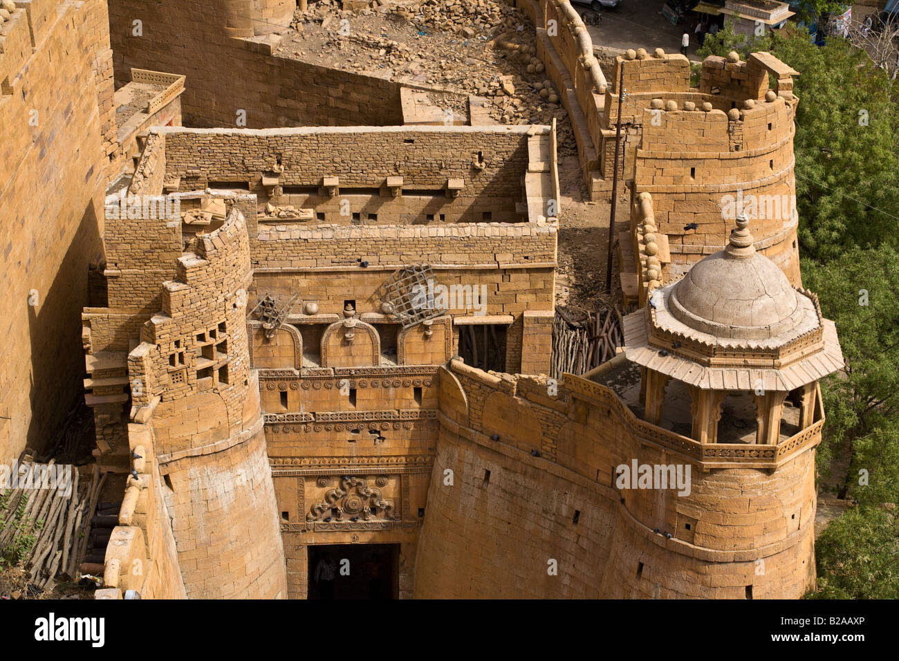 Il cancello principale di Jaisalmer fort costruito nel 1156 sulla collina di Trikuta fuori di dorata pietra arenaria INDIA RAJASTHAN Foto Stock