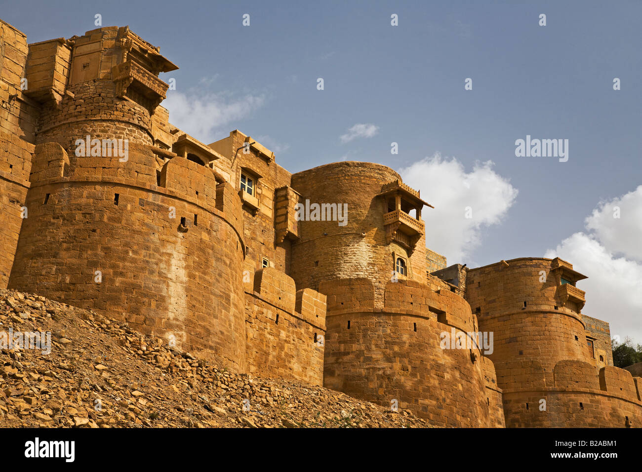 Tre dei novanta nove bastioni rotondi sulla parete esterna di JAISALMER FORT sulla collina di Trikuta fuori di arenaria Rajasthan in India Foto Stock