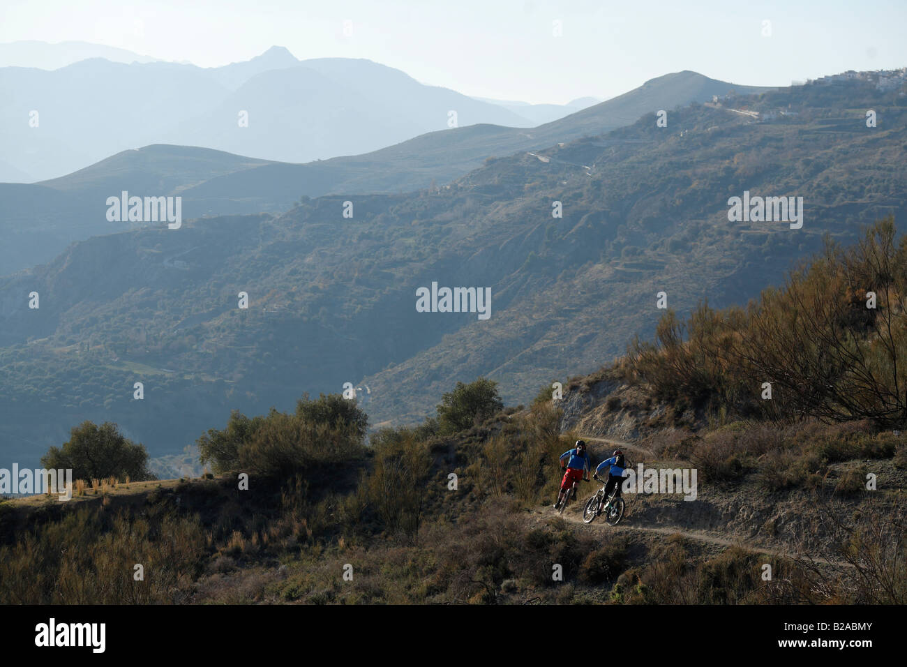 Gli amanti della mountain bike in discesa della testa in Sierra Nevada regione della Spagna Foto Stock