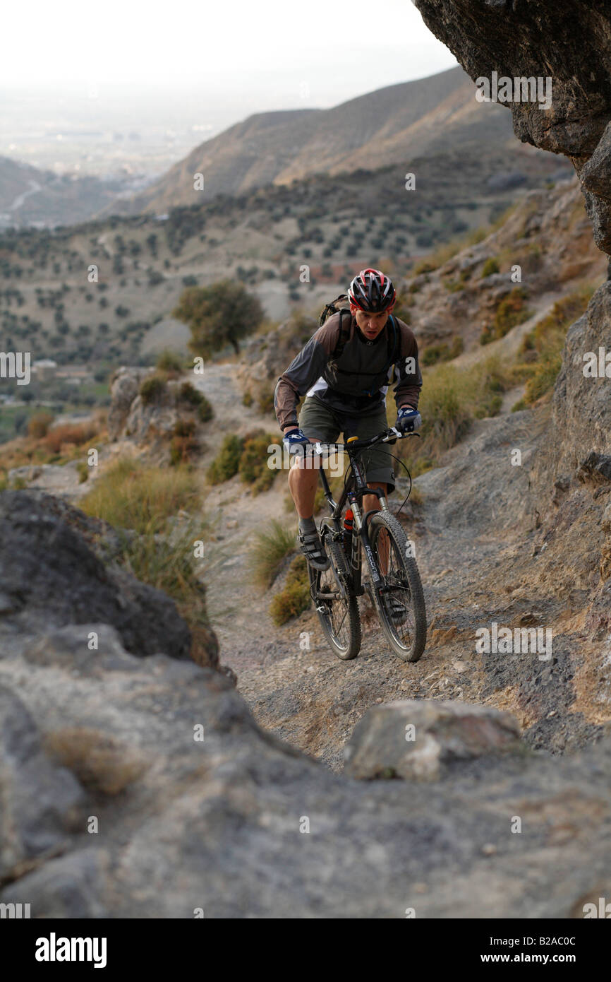 Mountain Biker in sella in salita in Sierra Nevada gamma Foto Stock