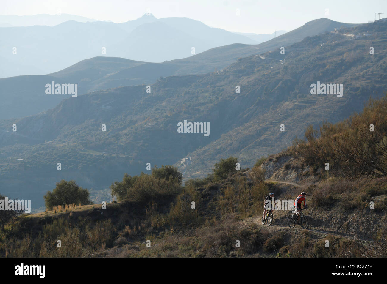 Gli amanti della mountain bike Passeggiate in discesa in condizioni a secco Foto Stock