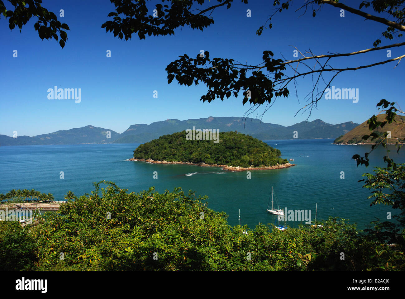 Ilha Grande baia di Angra dos Reis Brasil Brasile pioggia tropicale foresta atlantica isole in barca a vela Foto Stock