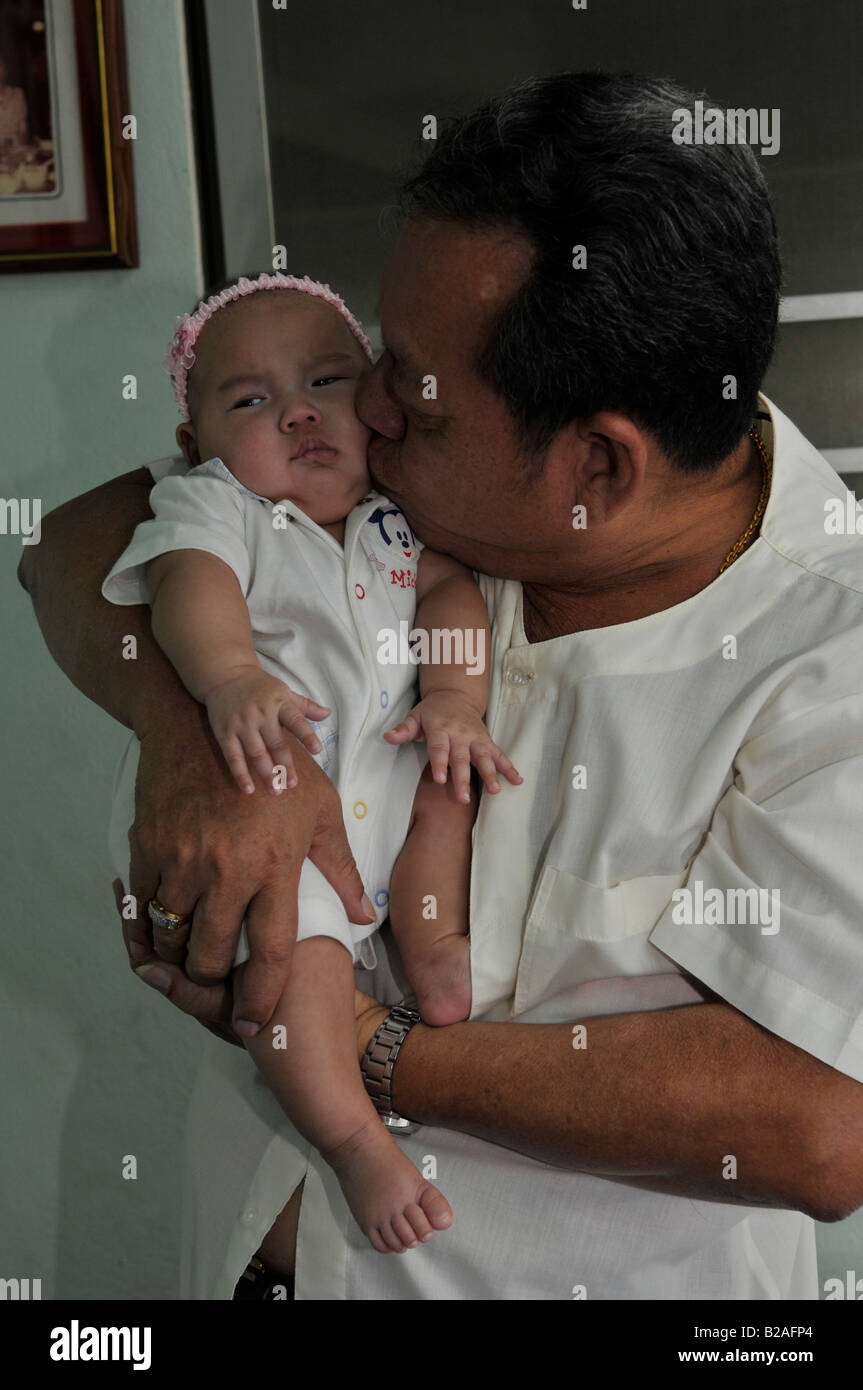 Nonno holding nipote, bangkok , Thailandia Foto Stock