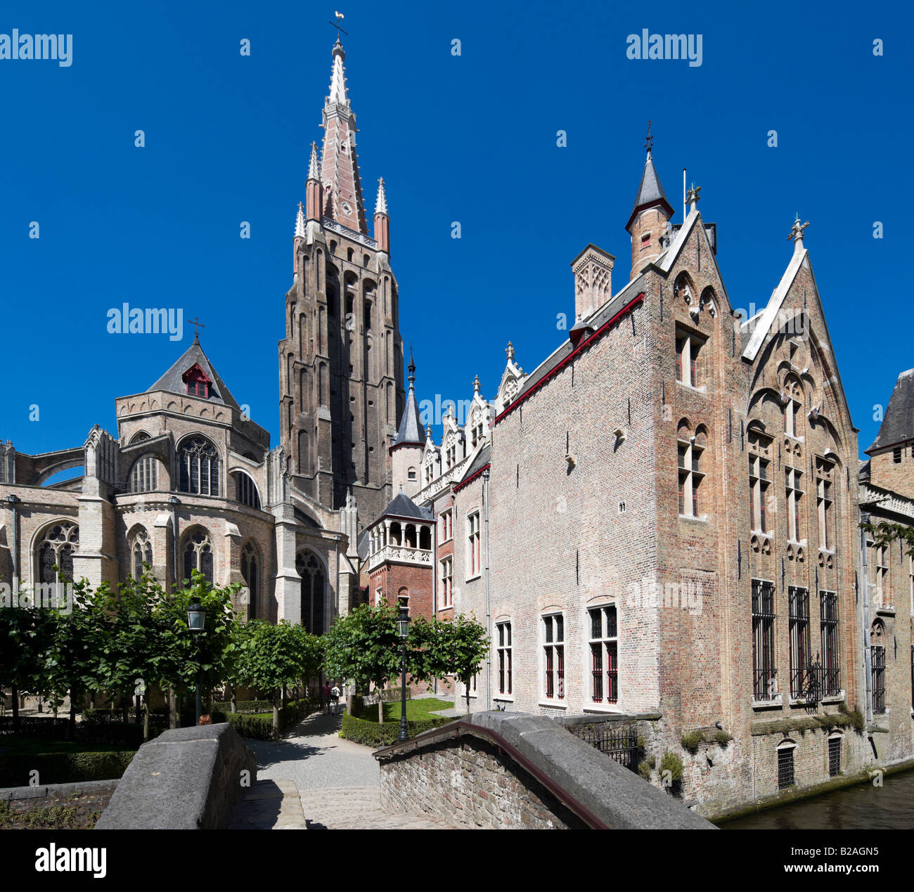 Museo Gruuthuse e Onze Lieve Vrouwekerk chiesa nel centro della città vecchia di Bruges, Belgio Foto Stock