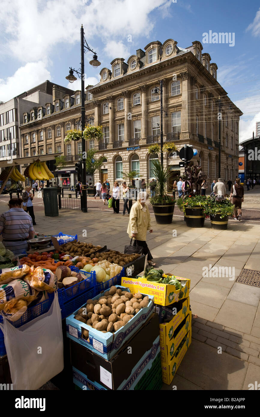 Regno Unito Tyne and Wear Sunderland city centre Fawcett Street shopper Foto Stock