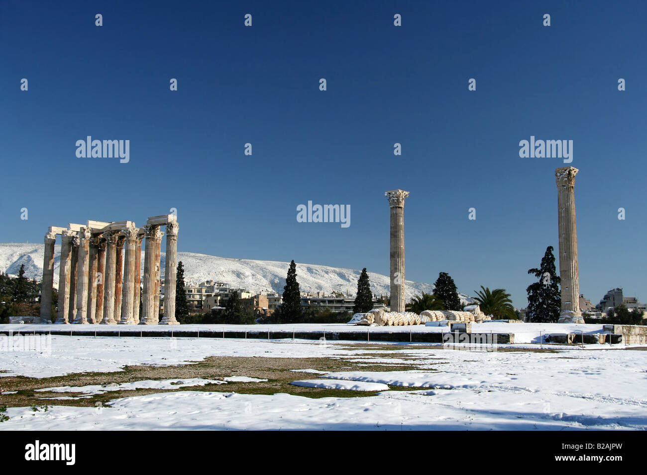 L'antico tempio di Zeus Olimpio ad Atene in Grecia dopo una nevicata Foto Stock