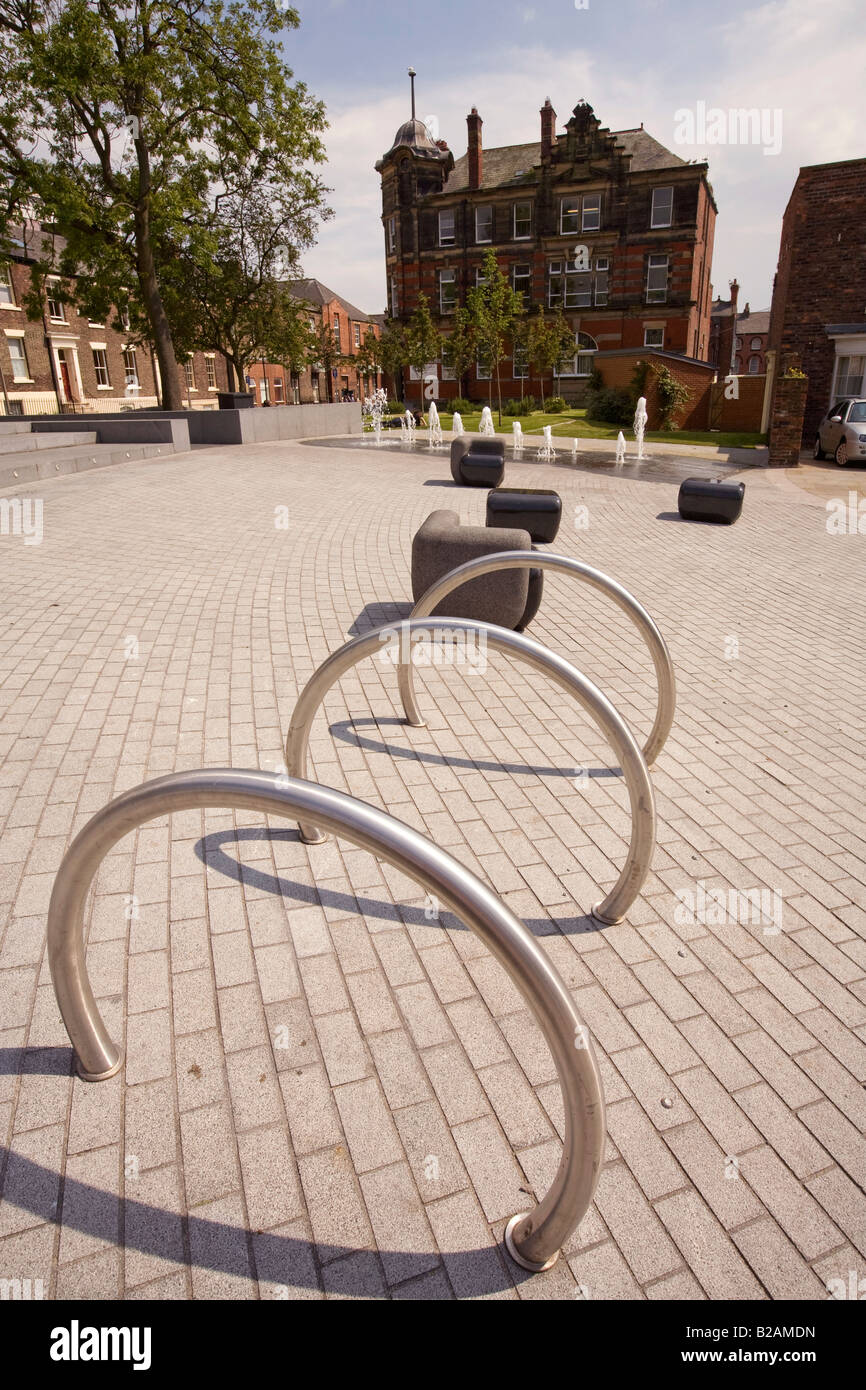 Regno Unito Tyne and Wear Sunderland Sunniside metallo e acqua street scultura Foto Stock