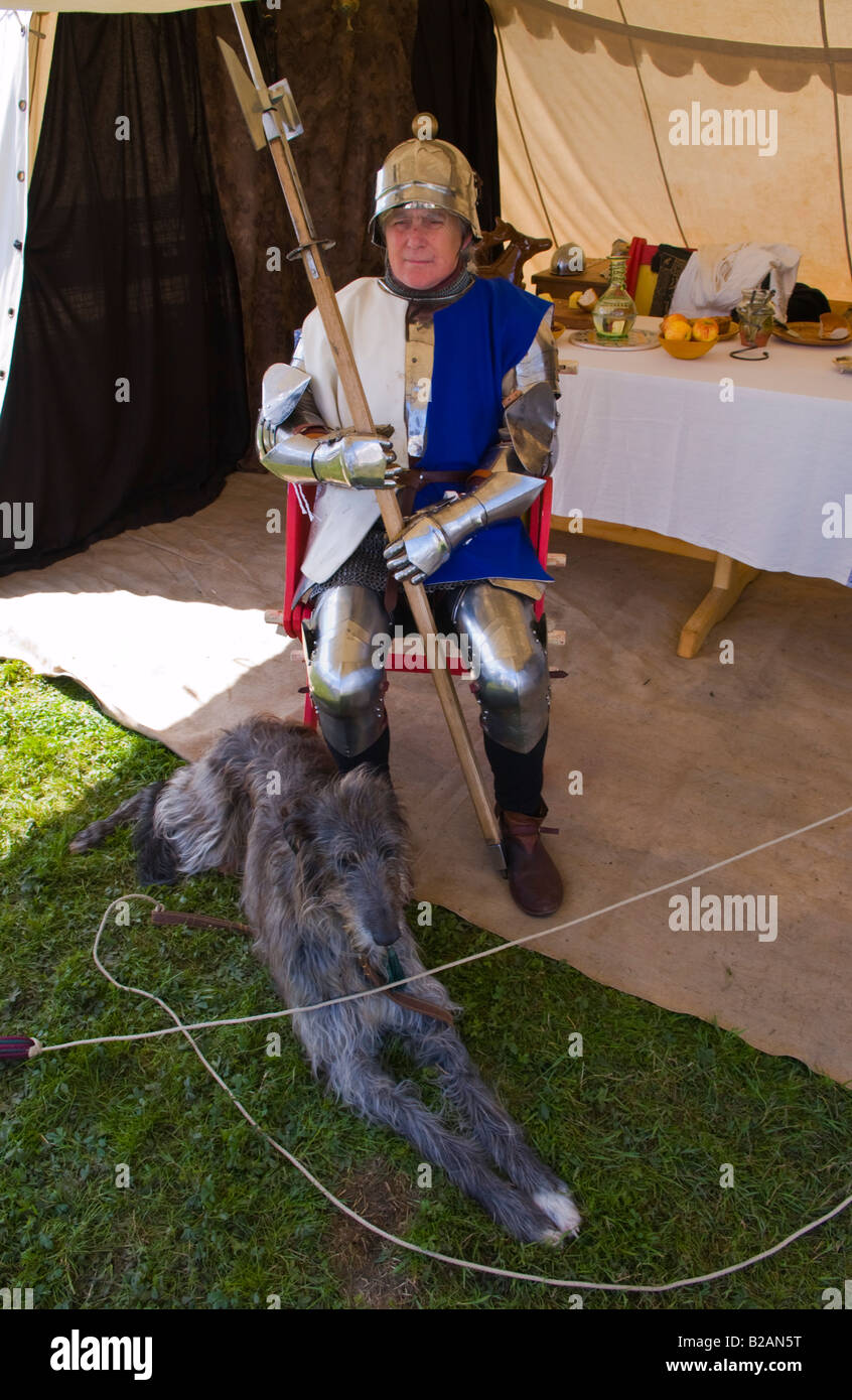 Reenactor con deerhound ar Tewkesbury Festival medievale Worcestershire UK UE Foto Stock
