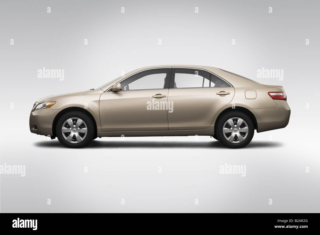 2009 Toyota Camry in beige - Driver Profilo laterale Foto Stock