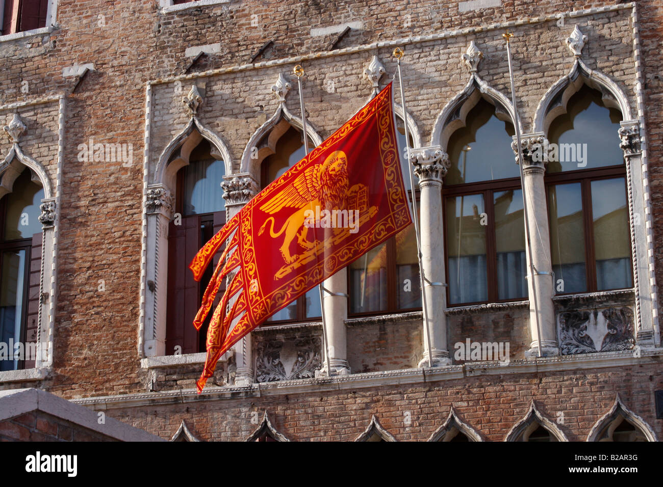 Veneziano bandiera medievale appeso al di fuori di un edificio storico in Venezia.Italia Foto Stock