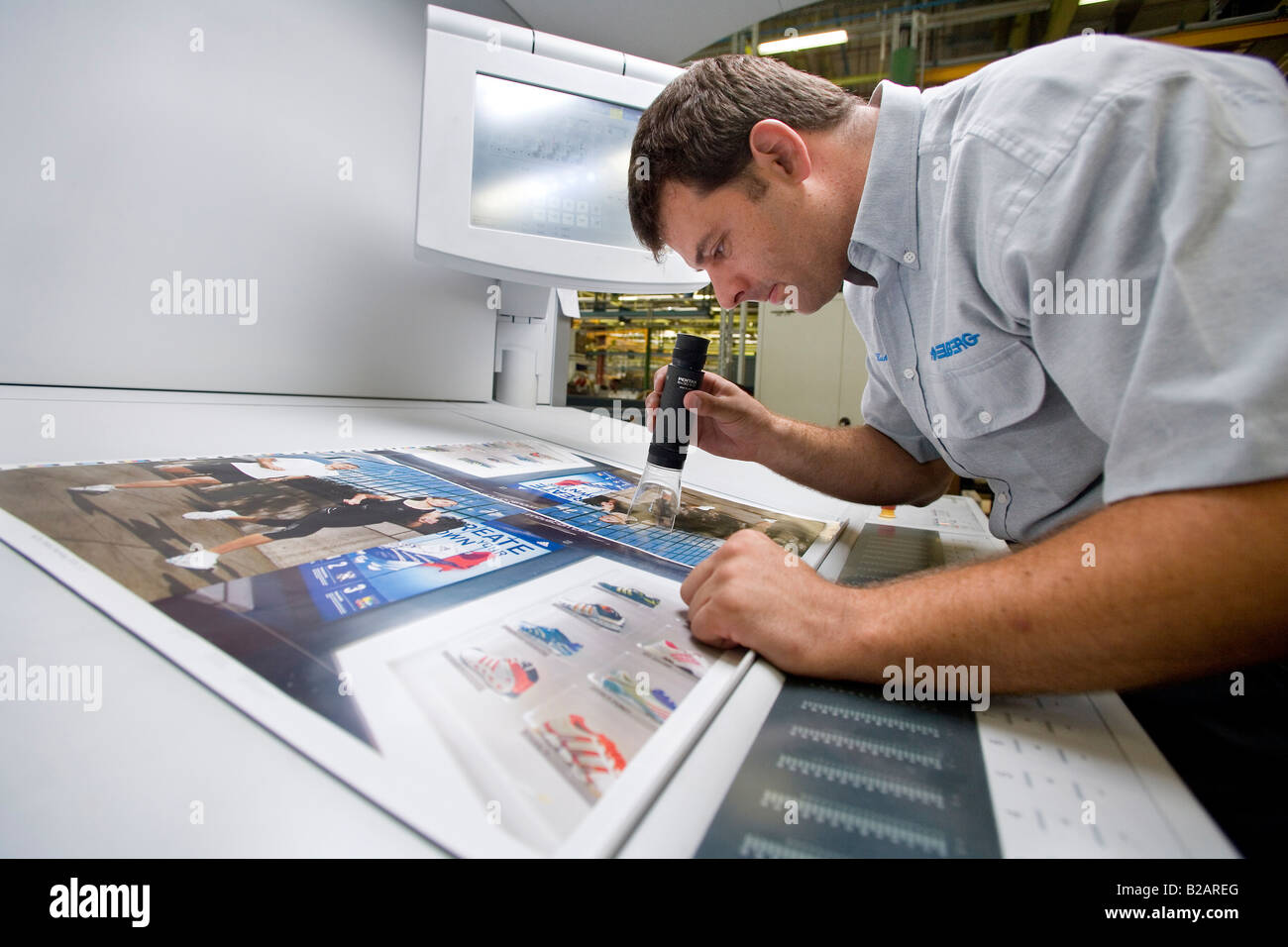 Reportage della Heidelberger Druckmaschinen AG la produzione di macchine per la stampa lavoratore durante il controllo finale di una stampa di prova Foto Stock