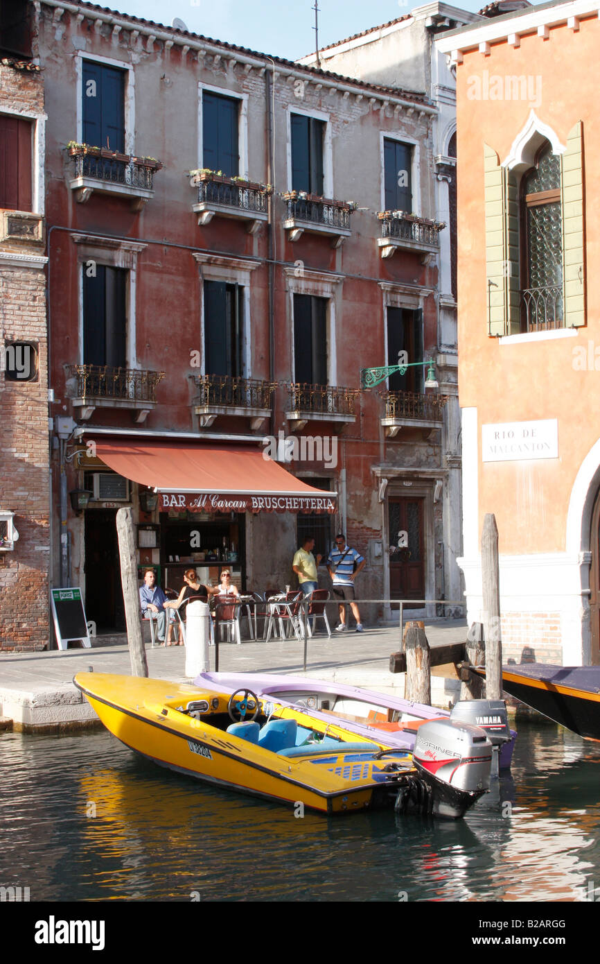 Tourist rilassante davanti a un caffè a Venezia. Foto Stock