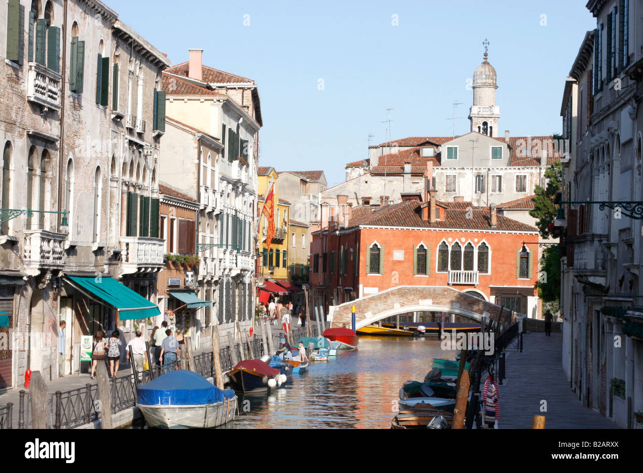 Venezia canal,Red House e il campanile della chiesa. Foto Stock
