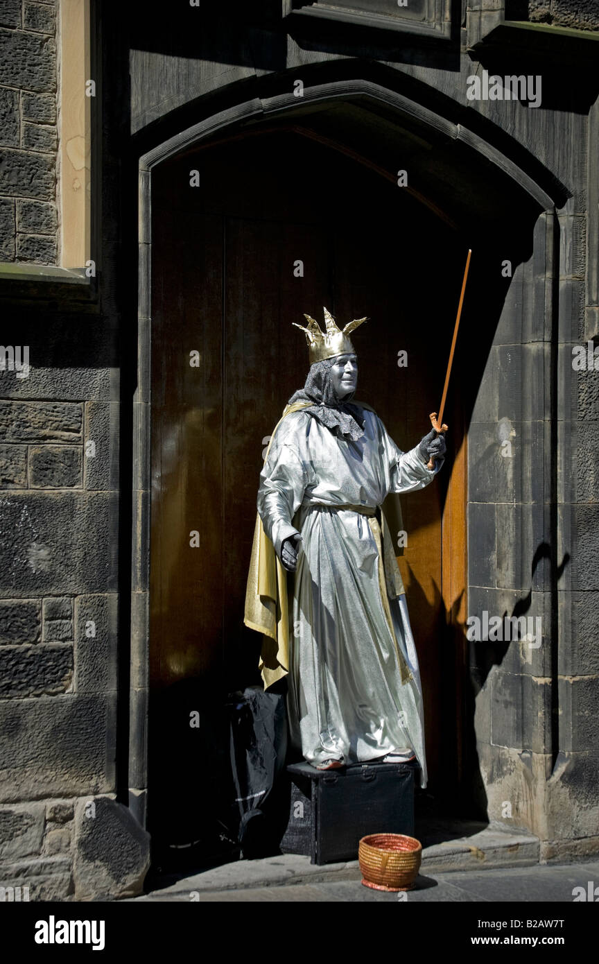 Street Busker statua, Royal Mile di Edimburgo, Scozia, Regno Unito, Europa Foto Stock