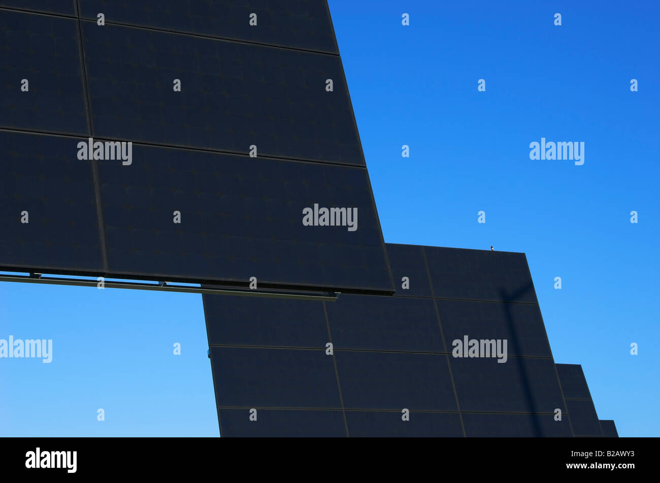 Il fotovoltaico inseguitori solari Foto Stock