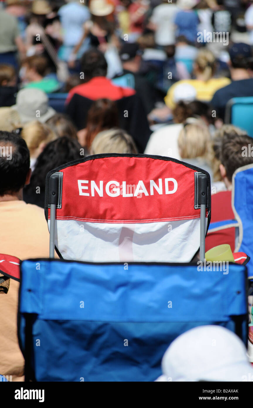 Royalty free fotografia di un'Inghilterra firmano sul retro di una sedia campeggio in un pranzo music festival campo in London REGNO UNITO Foto Stock