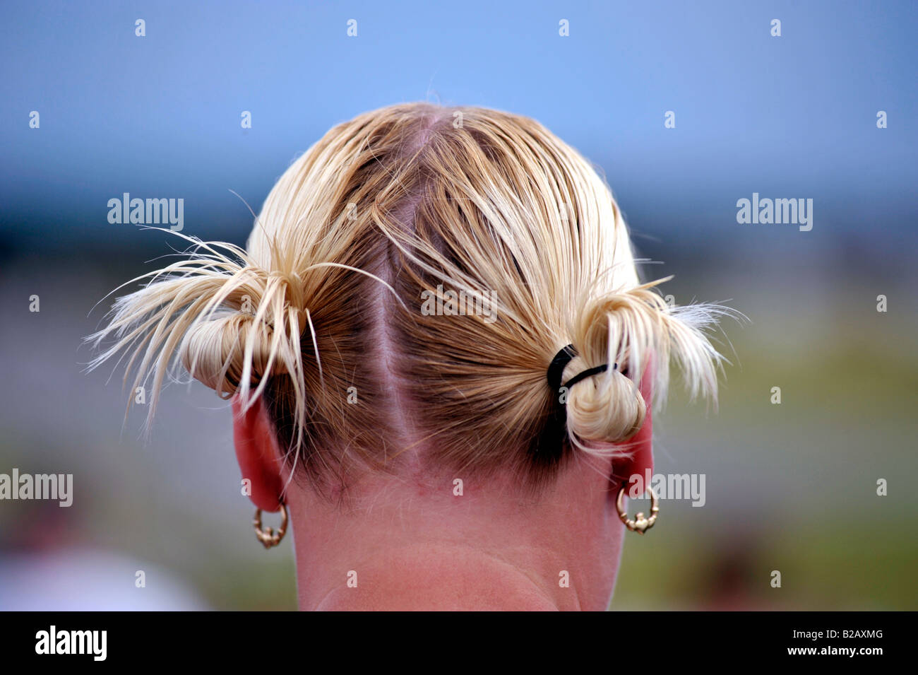 Testa di donna con capelli mazzetti Foto Stock