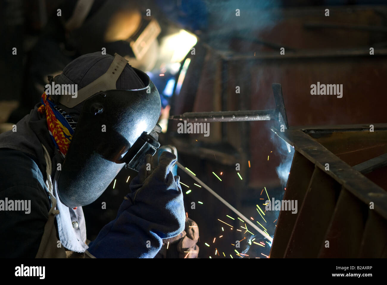 Due saldatrici a lavorare insieme su una costruzione in acciaio a un workshop di fabbrica Foto Stock