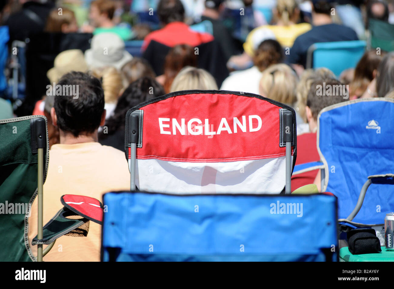 Royalty free fotografia di un'Inghilterra firmano sul retro di una sedia campeggio in un pranzo music festival campo in London REGNO UNITO Foto Stock
