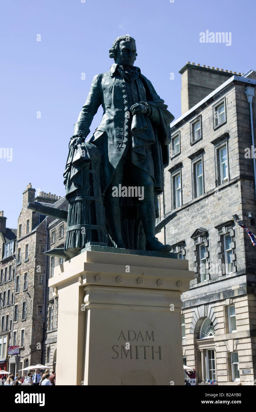 Statua di Adam Smith, High Street, Royal Mile di Edimburgo, Scozia, Regno Unito, Europa Foto Stock