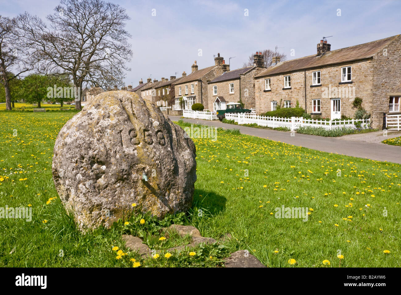 Rubinetto di acqua boulder sul villaggio verde a Oriente Witton, North Yorkshire Foto Stock