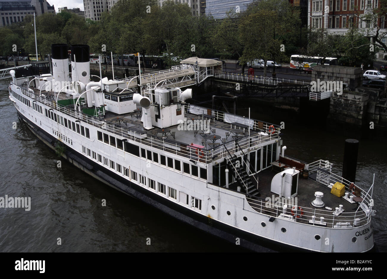 Queen Mary Pub e club dal molo di Waterloo, Victoria Embankment Foto Stock