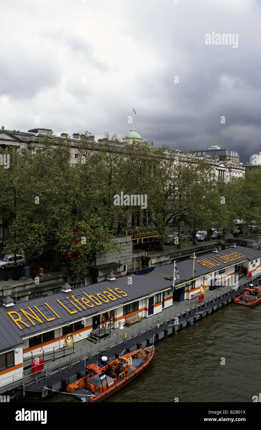 La scialuppa di salvataggio Station Tamigi Embankment London REGNO UNITO Foto Stock