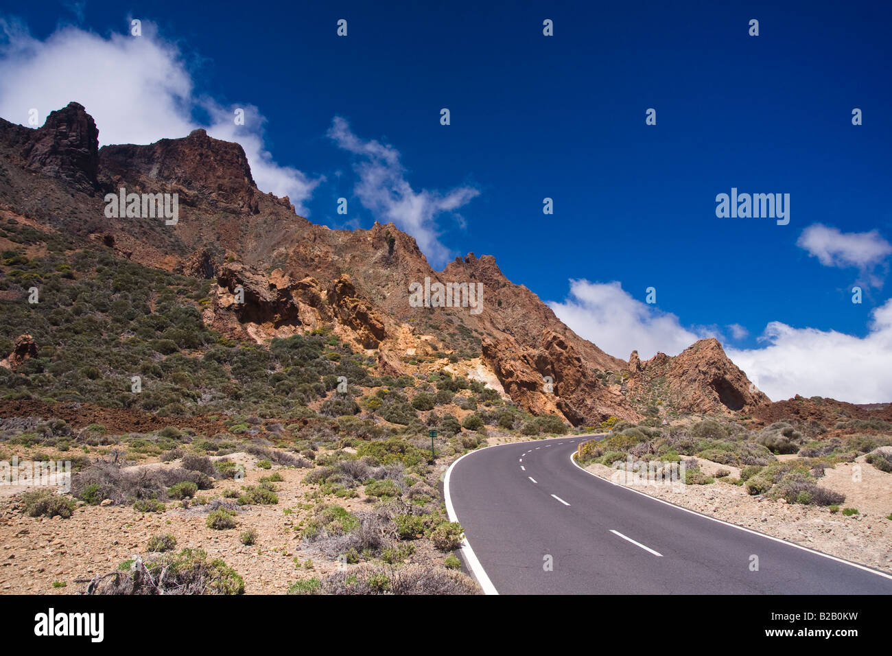 Curva pericolosa strada di montagna Foto Stock