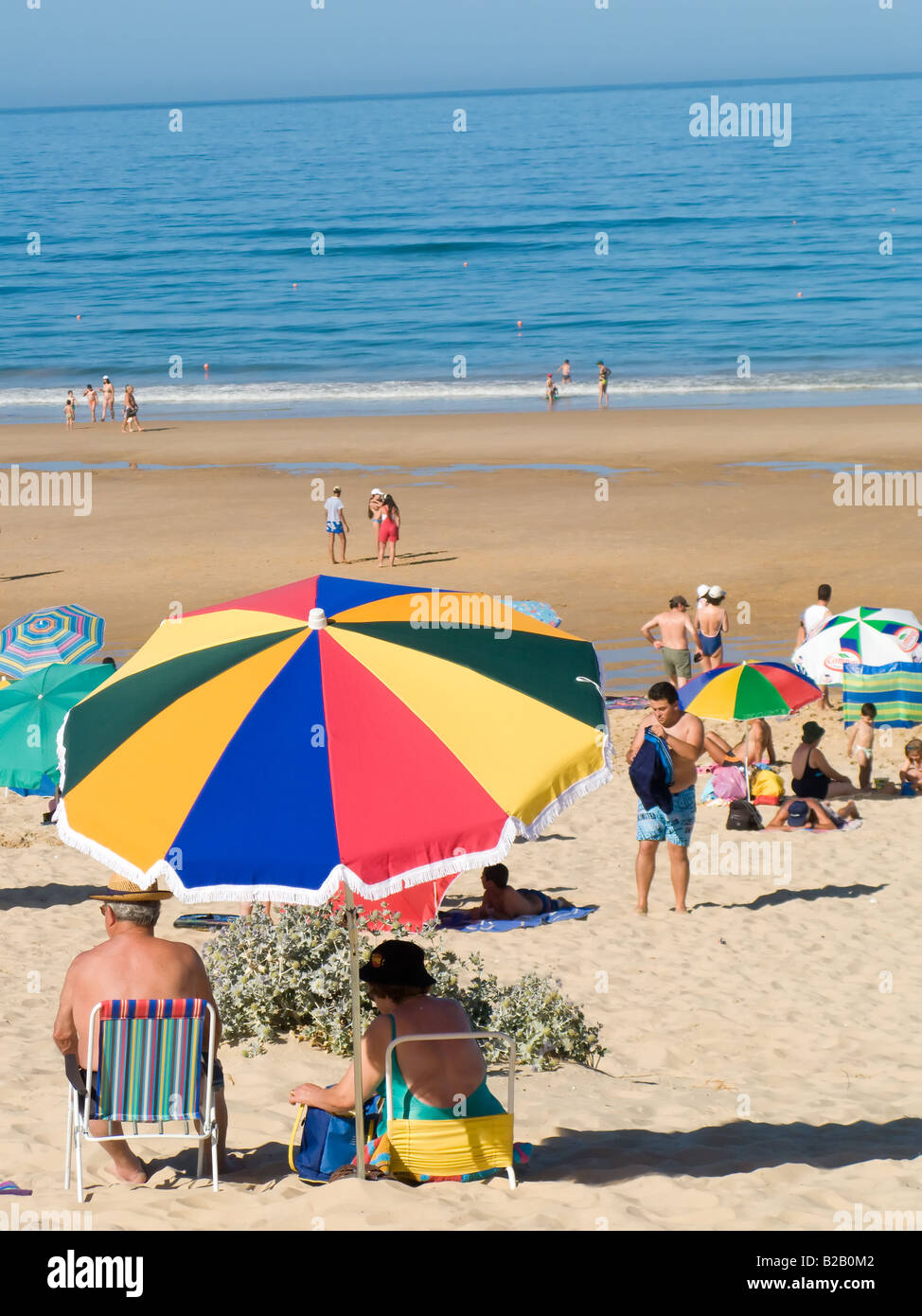 Fonte da Telha Beach a Costa da Caparica costa. La forma preferita di costa per Lisboans alla spiaggia. Portogallo Foto Stock