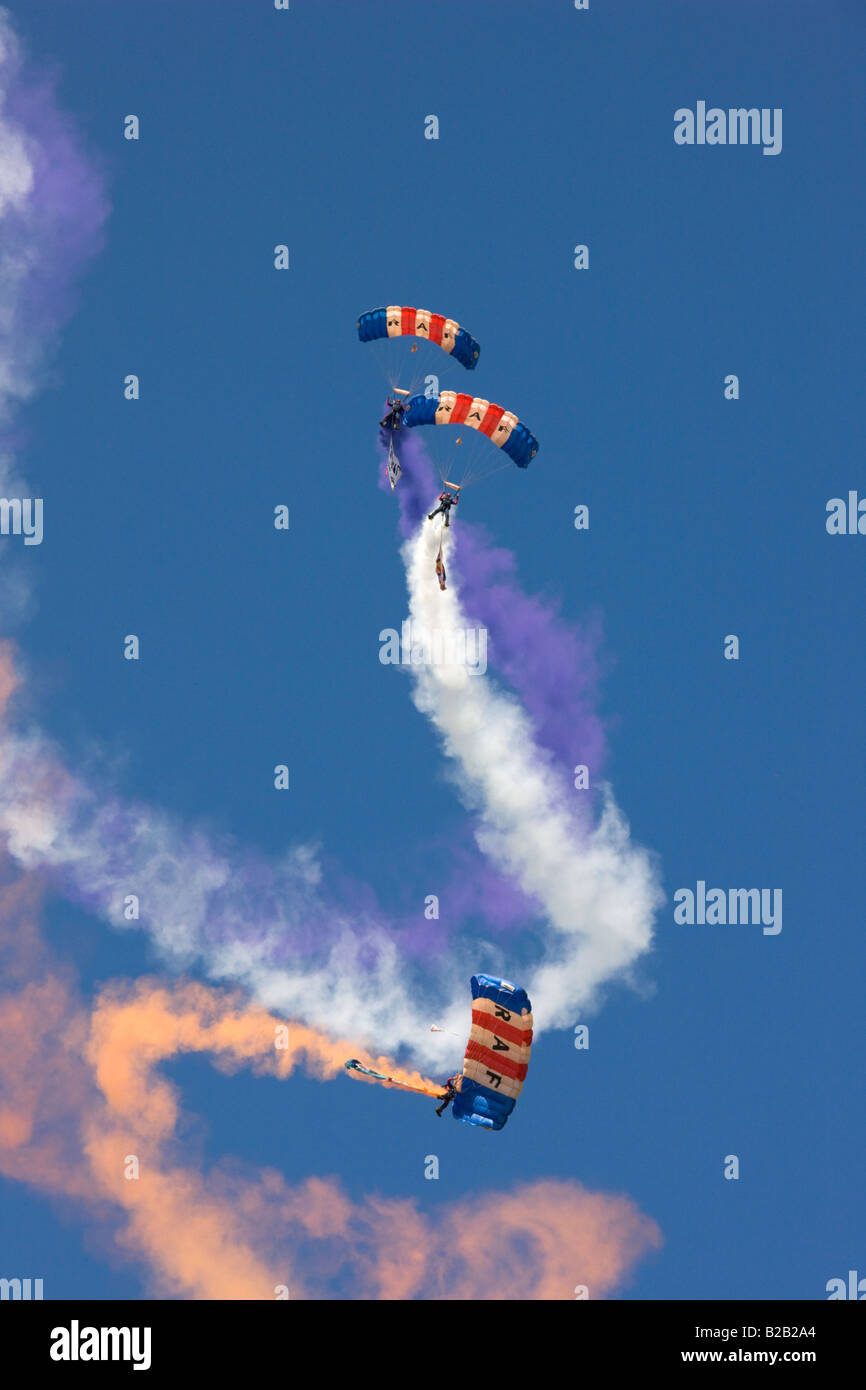 Royal Air Force parachute display con fumo colorato sentieri Norfolk Regno Unito Foto Stock
