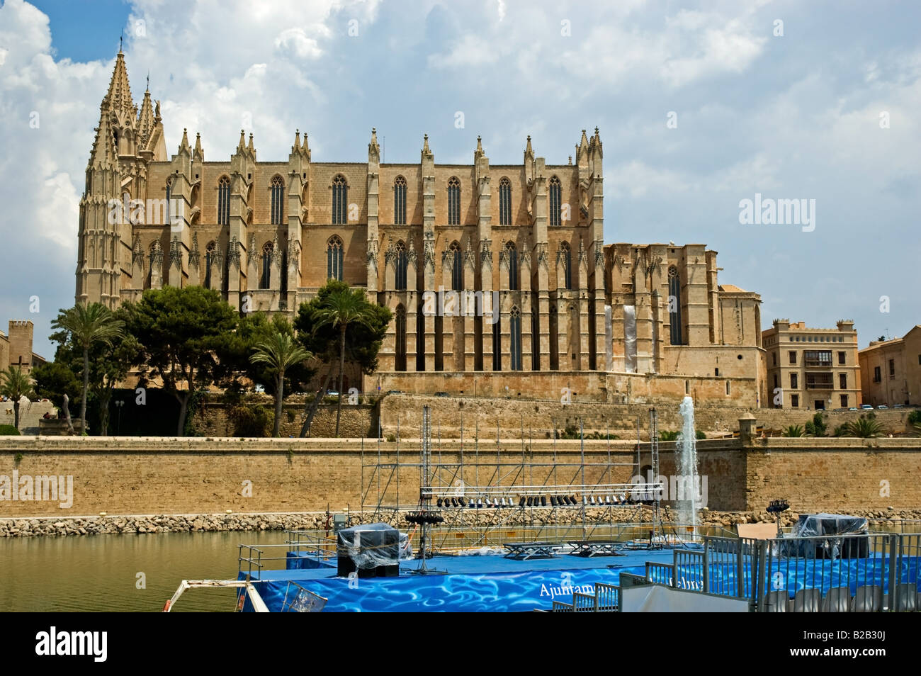 L'imponente cattedrale La Seu con i suoi battenti butresses in stile gotico catalano, Palma de Mallorca Foto Stock