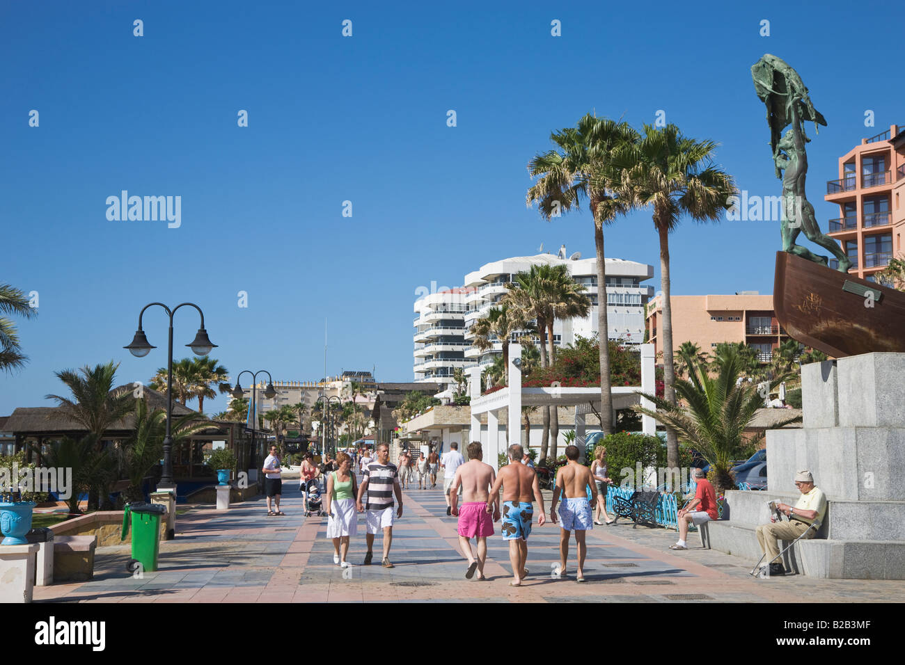 Torremolinos Provincia di Malaga Costa del Sol Spagna La Carihuela beach promenade con monumento ai pescatori del Mediterraneo Foto Stock
