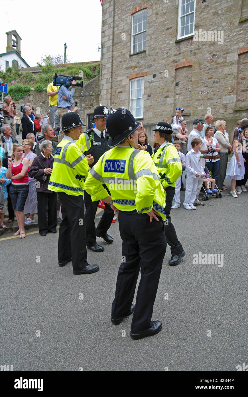 Gli ufficiali di polizia in servizio a helston flora giorno,cornwall,uk, prendendo una pausa durante il ballo. Foto Stock