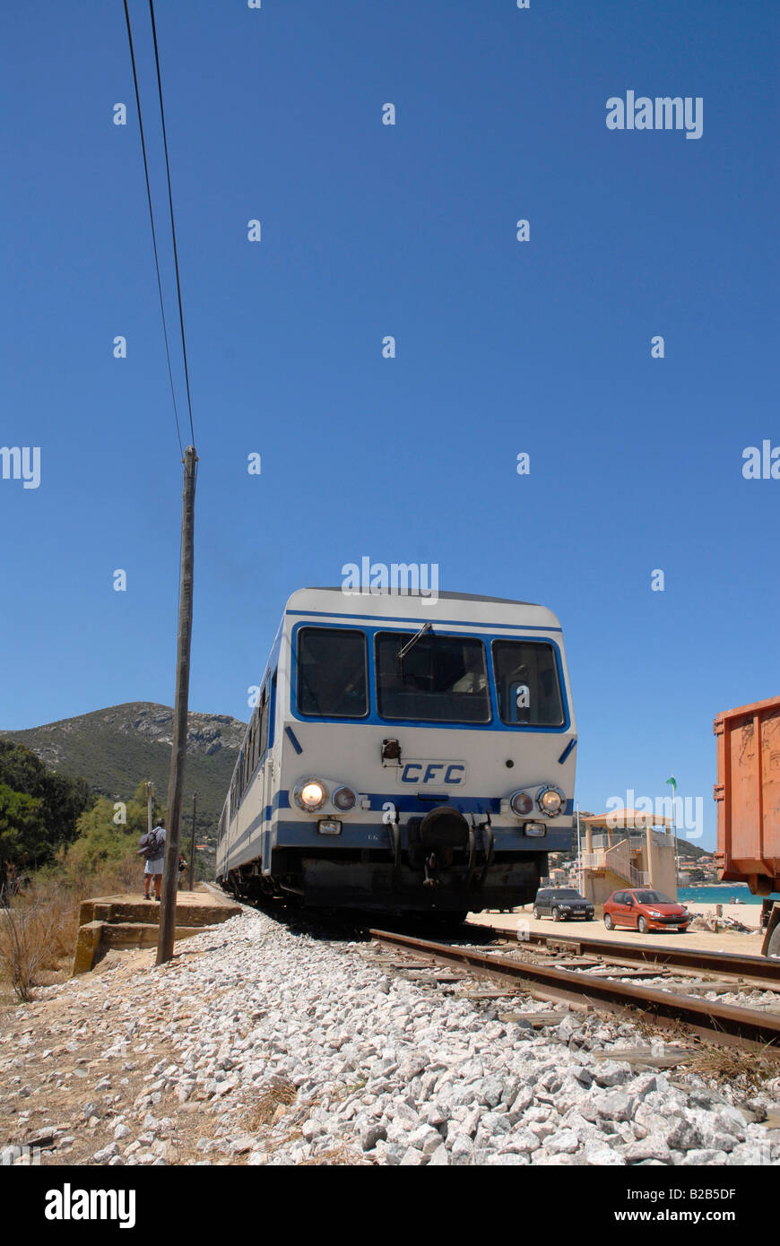 Un treno di Chemin de Fer de Corse, sistema ferroviario nell'isola di Corsica, come passa attraverso Algajola Foto Stock