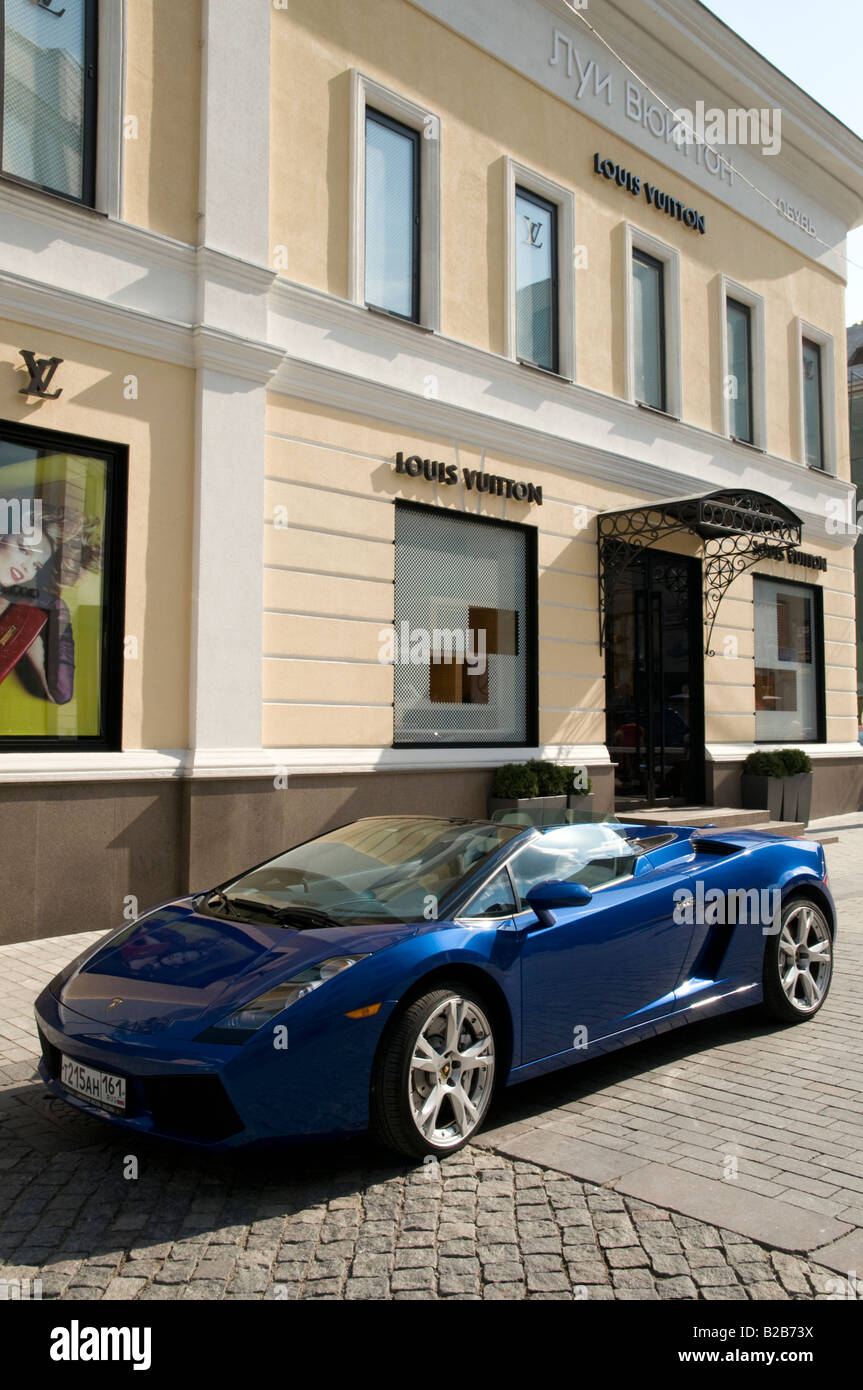 Lamborghini auto parcheggiate fuori Louis Vuitton shop in Stoleshnikov pereulok, Mosca Russia Foto Stock