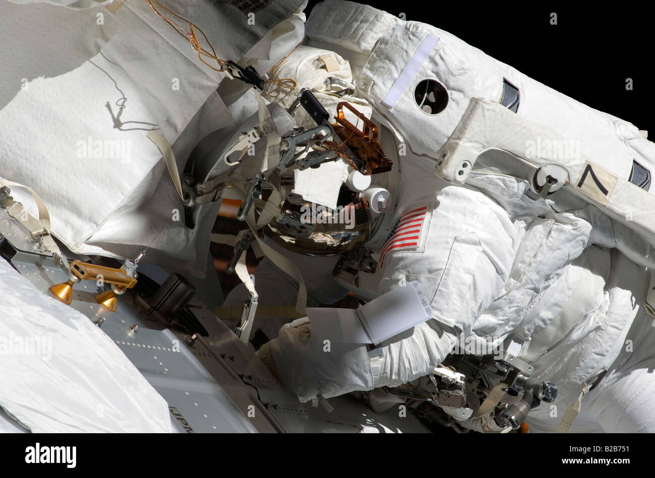 Astronauta partecipa ad attività extravehicular durante STS-124. Foto Stock