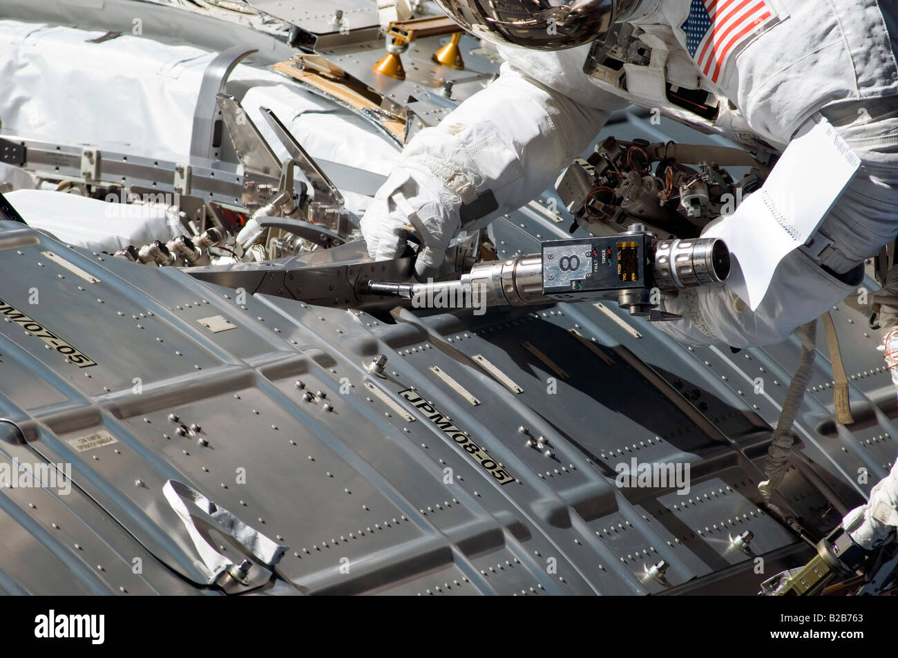 Astronauta partecipa ad attività extravehicular durante STS-124. Foto Stock