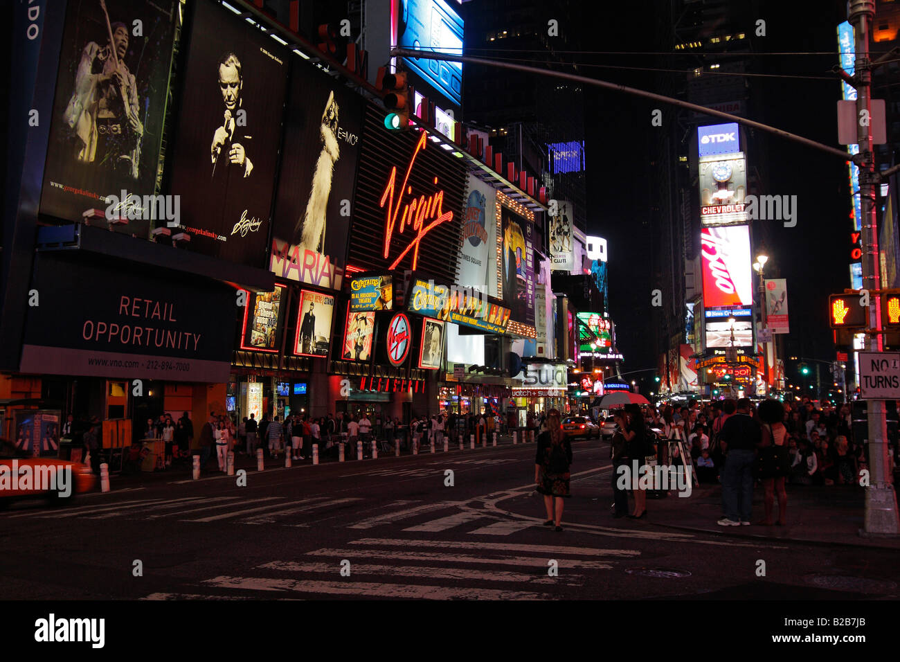 Times Square si illumina di notte - New York City, Stati Uniti d'America Foto Stock