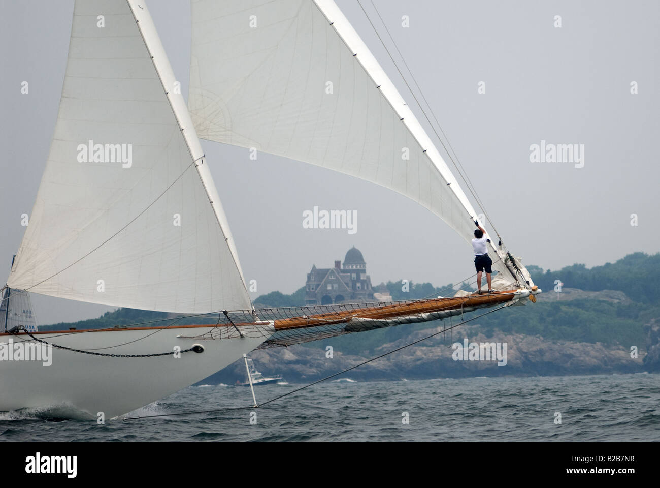 Il 2 Masted Gaff truccate goletta "Eleanora' competere nel 2008 Newport benna regata passato Castle Hill, Newport, RI. Foto Stock