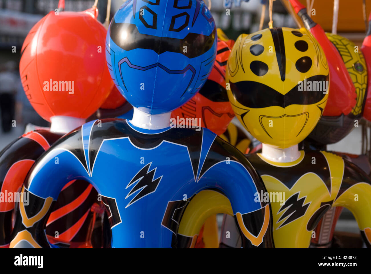 Azione gonfiabile figura super hero Power Rangers per la vendita come giocattoli per i bambini a un festival locale Foto Stock