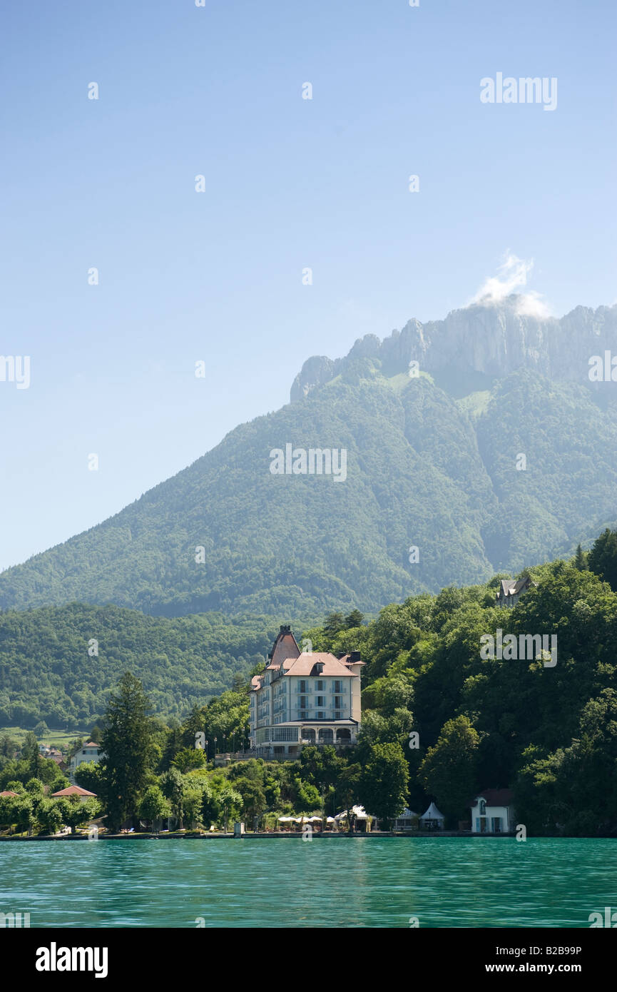 Menthon st bernard con Dents de lanfon sopra il lago di Annecy Haute Savoie francia Foto Stock
