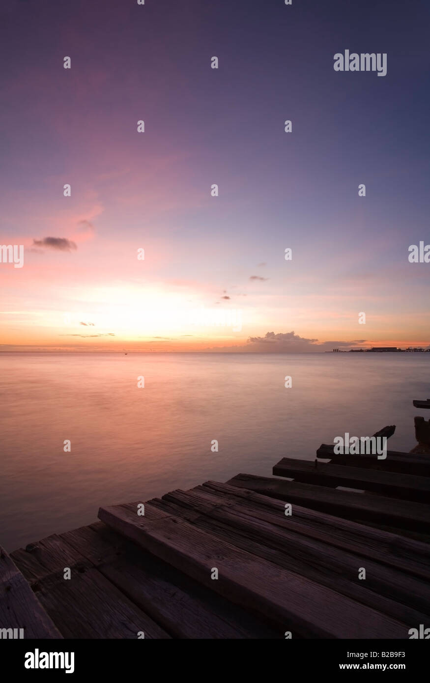Caraibi bellissimo tramonto dalla banchina in legno a San Michele, Barbados Foto Stock
