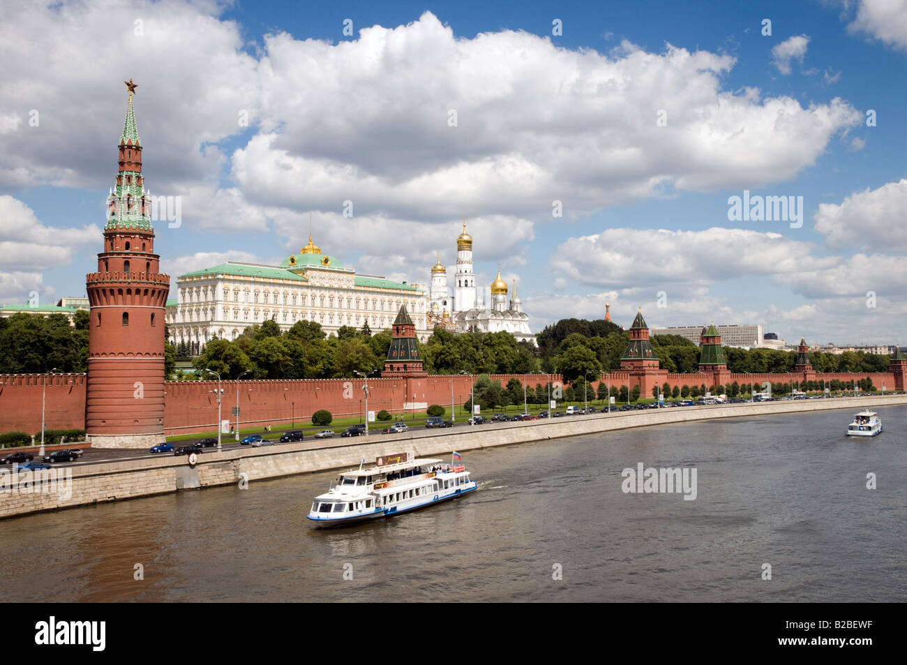 Gita in barca sul fiume Moskva passato il Cremlino Mosca Russia Foto Stock