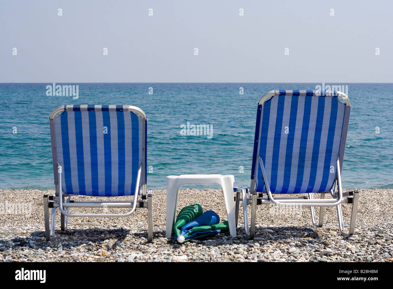Una coppia di sedie da spiaggia proprio di fronte al mare Foto Stock