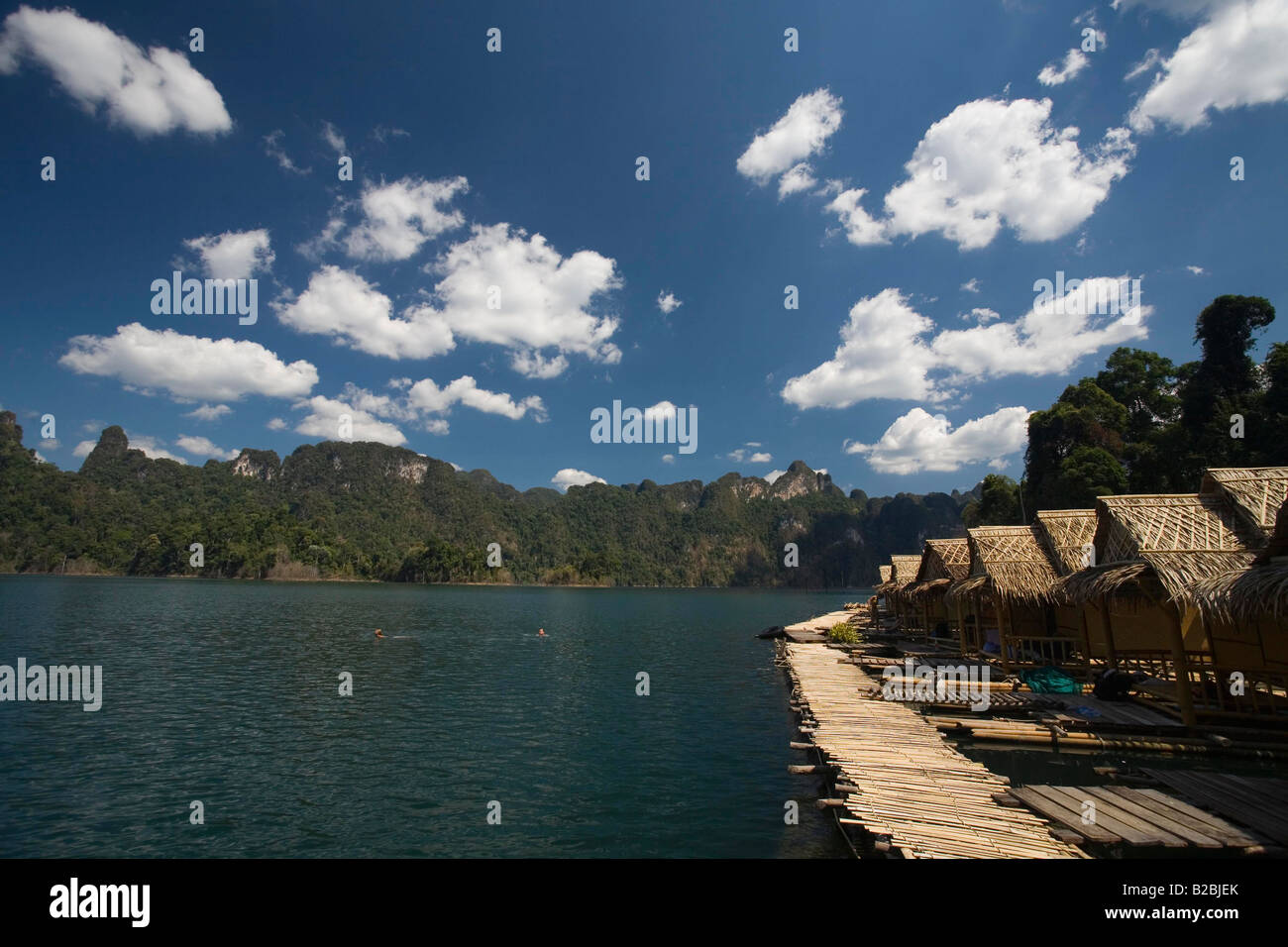 Capanne turistica del lago artificiale di Khao Sok National Park a sud della Thailandia Foto Stock